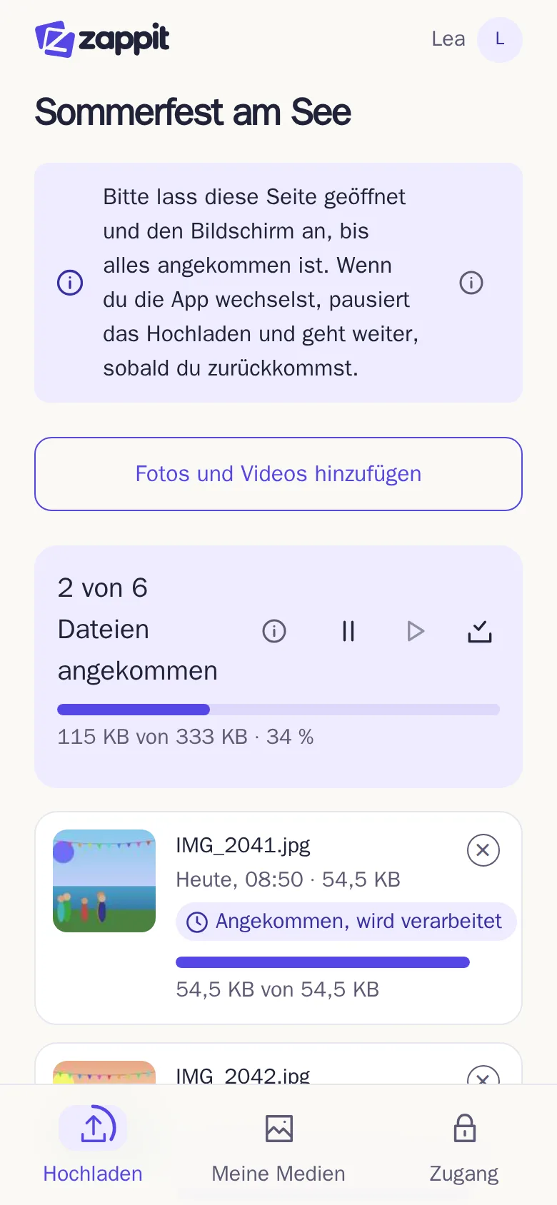 Die Liste der Uploads mit laufenden Übertragungen und dem Hinweis, die Seite geöffnet zu lassen